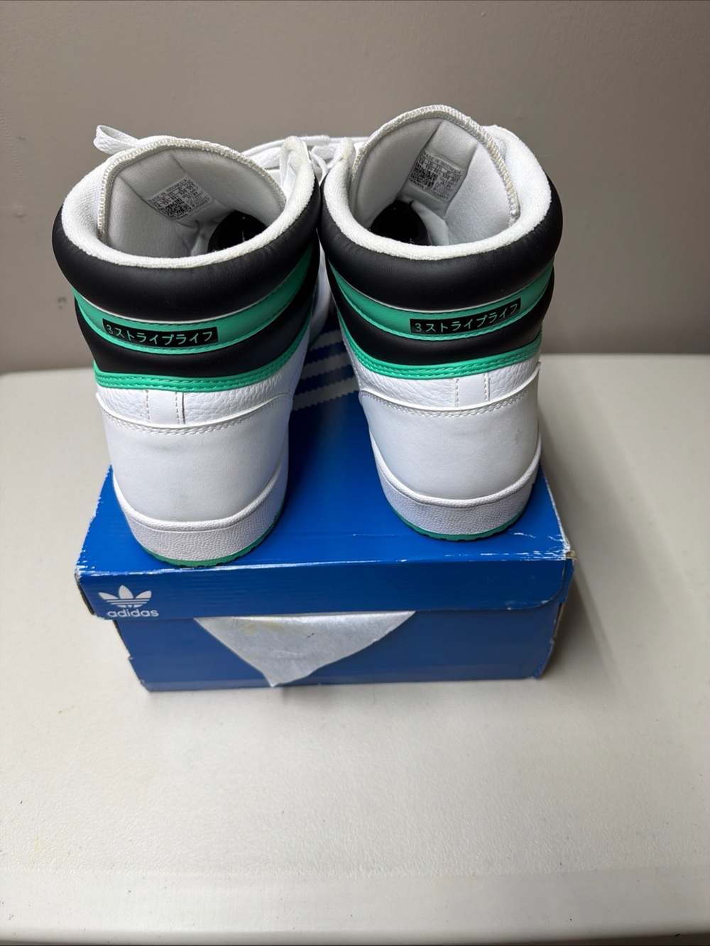 Shoe Box Label on Table - Picture 6 of 8